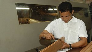 au-mex-quality-inspectors-taking-care-for-the-inspection-during-the-production