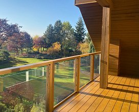 REAL DECK Thermowood pine 26 x 138 mm smooth, OSMO oil no. 004 Douglasie; REAL FACADE Thermowood pine 19 x 146 mm, brushed, OSMO varnish no. 700 pine